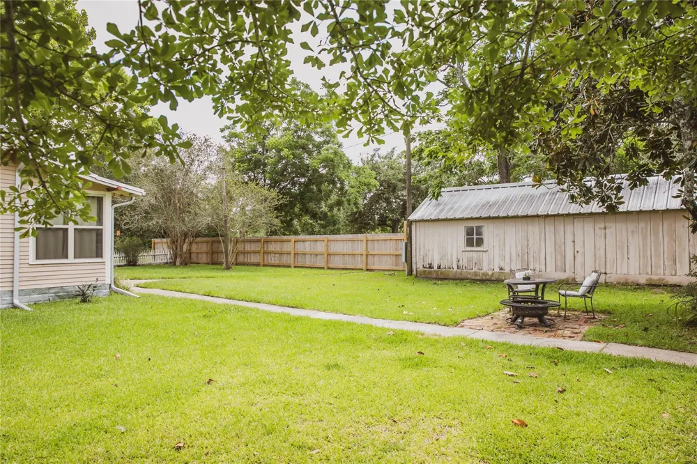10753 Track Rd E Cat Spring, TX 78933