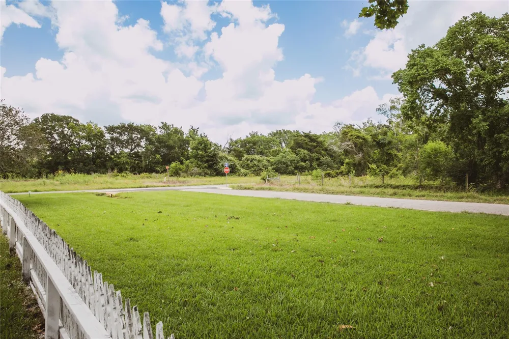 10753 Track Rd E Cat Spring, TX 78933