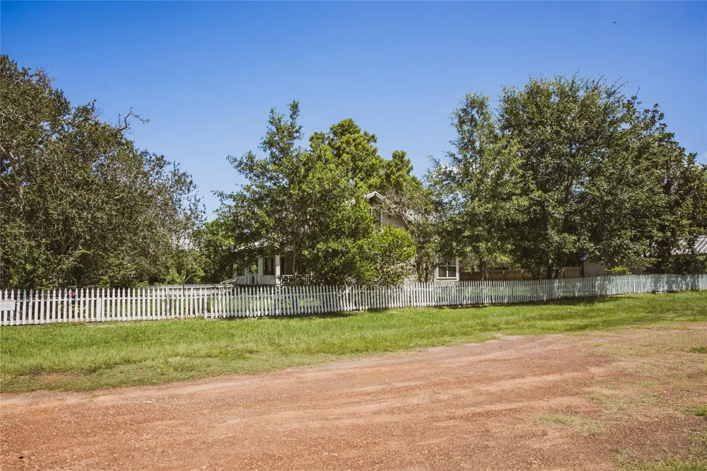 10753 Track Rd E Cat Spring, TX 78933