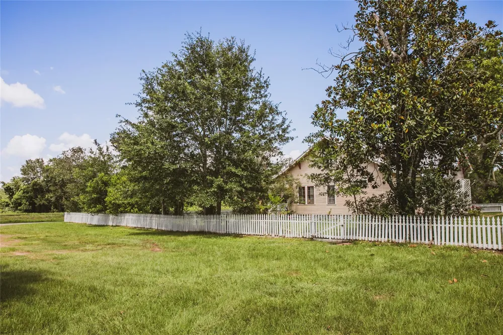 10753 Track Rd E Cat Spring, TX 78933