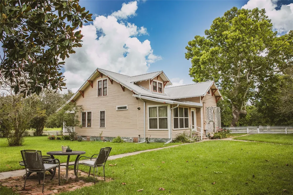 10753 Track Rd E Cat Spring, TX 78933