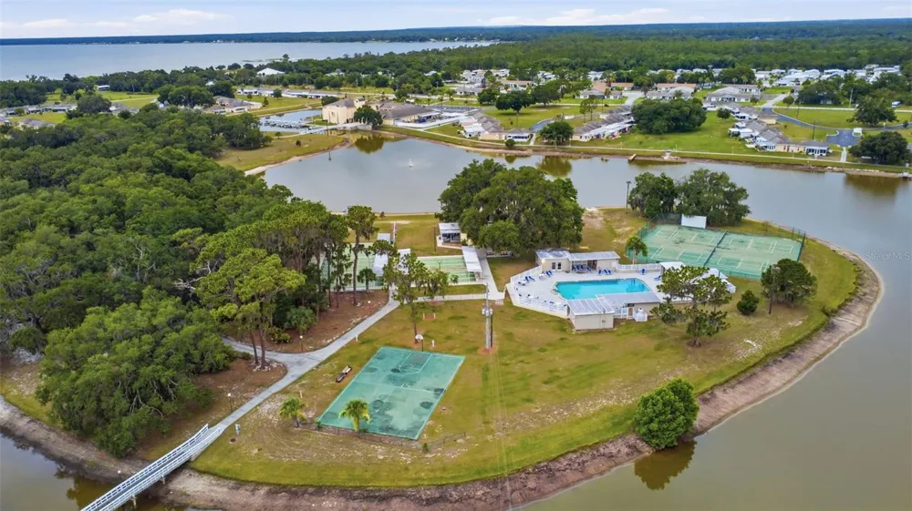 2607 CLUB CIRCLE #2607 Lake Wales, FL 33898