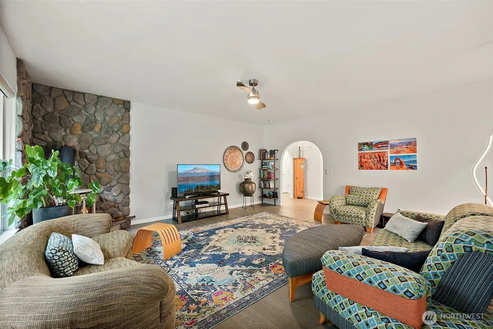 321 E Fairway Dr Allyn, WA 98524