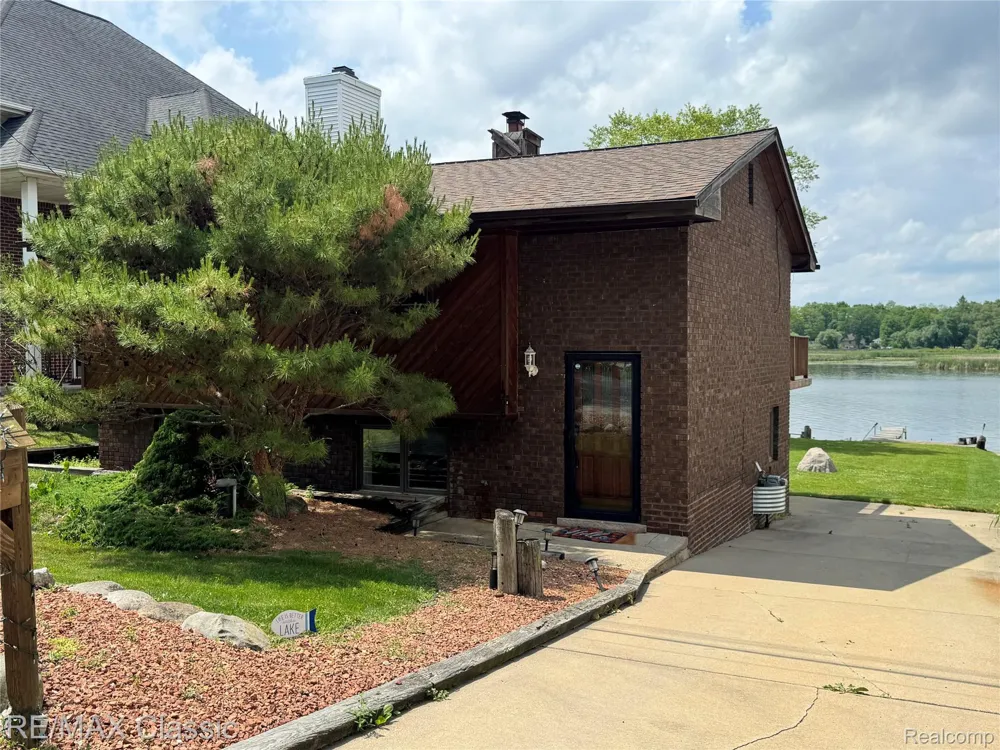 1508 LAKEVIEW DRIVE Wolverine Lake Village, MI 48390