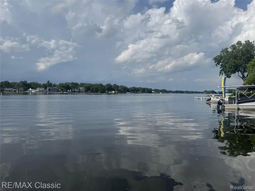 1508 LAKEVIEW DRIVE Wolverine Lake Village, MI 48390