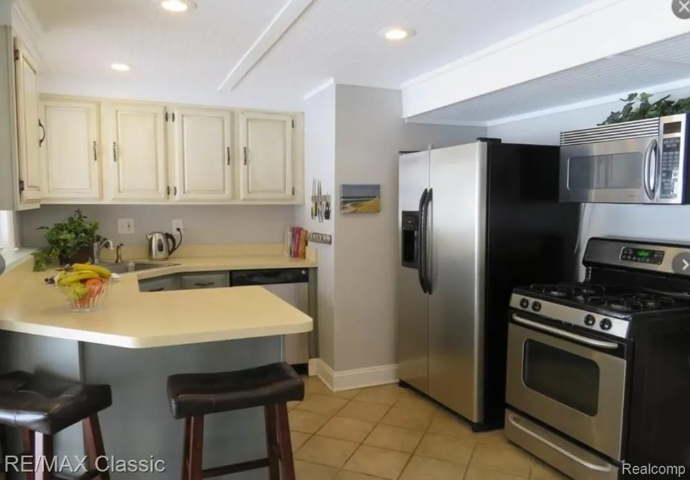 1508 LAKEVIEW DRIVE Wolverine Lake Village, MI 48390