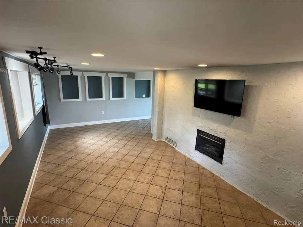 1508 LAKEVIEW DRIVE Wolverine Lake Village, MI 48390