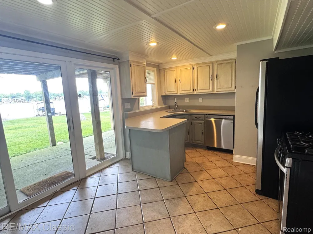 1508 LAKEVIEW DRIVE Wolverine Lake Village, MI 48390