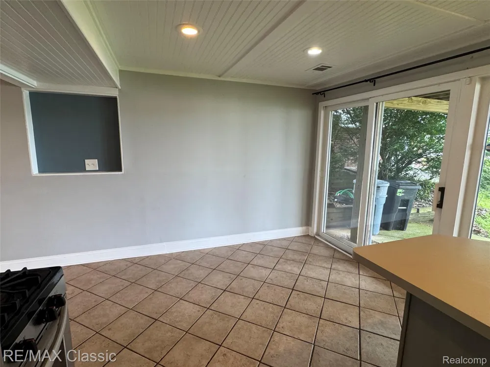 1508 LAKEVIEW DRIVE Wolverine Lake Village, MI 48390