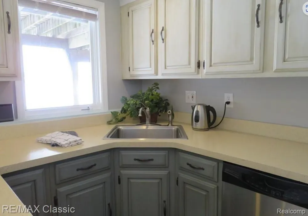 1508 LAKEVIEW DRIVE Wolverine Lake Village, MI 48390