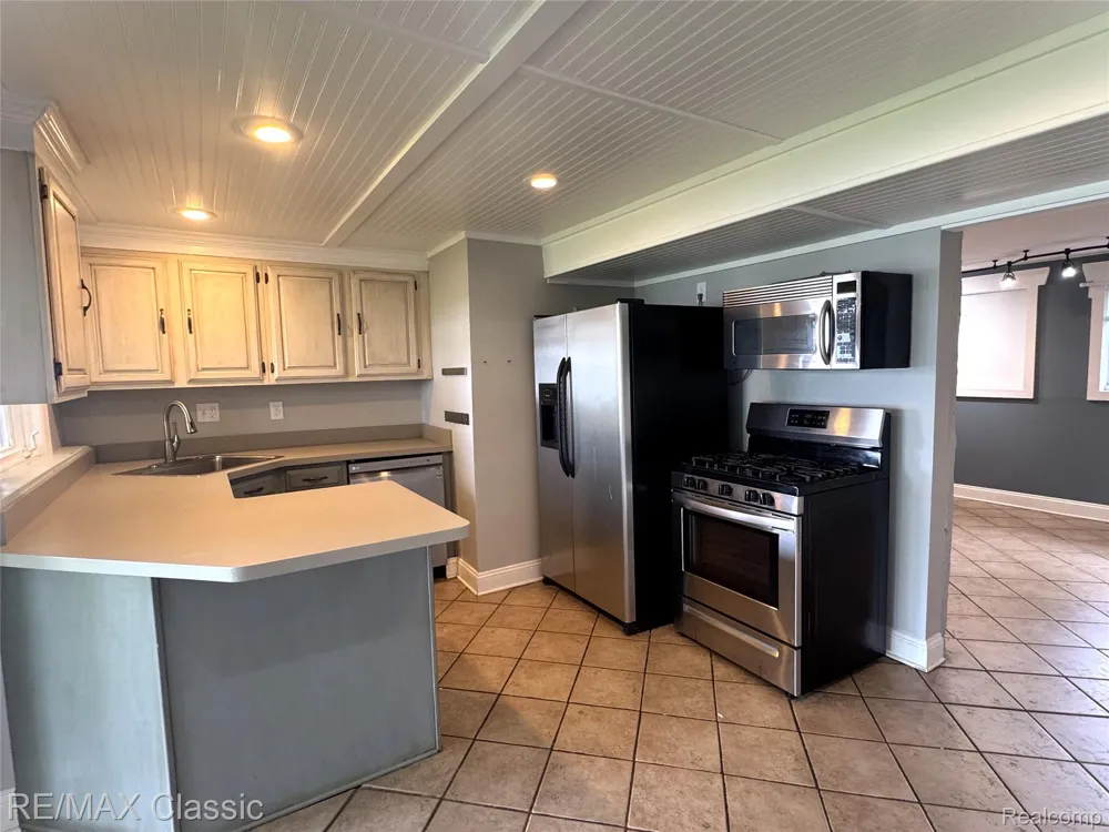 1508 LAKEVIEW DRIVE Wolverine Lake Village, MI 48390