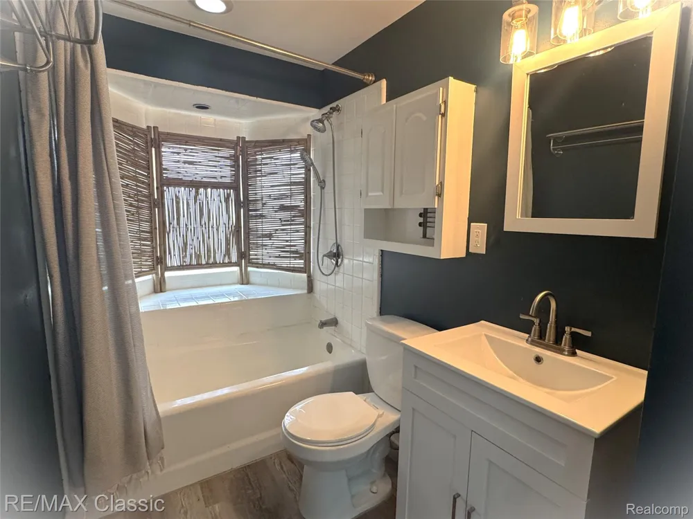 1508 LAKEVIEW DRIVE Wolverine Lake Village, MI 48390