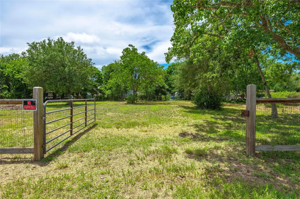 410 7th Street San Leon, TX 77539