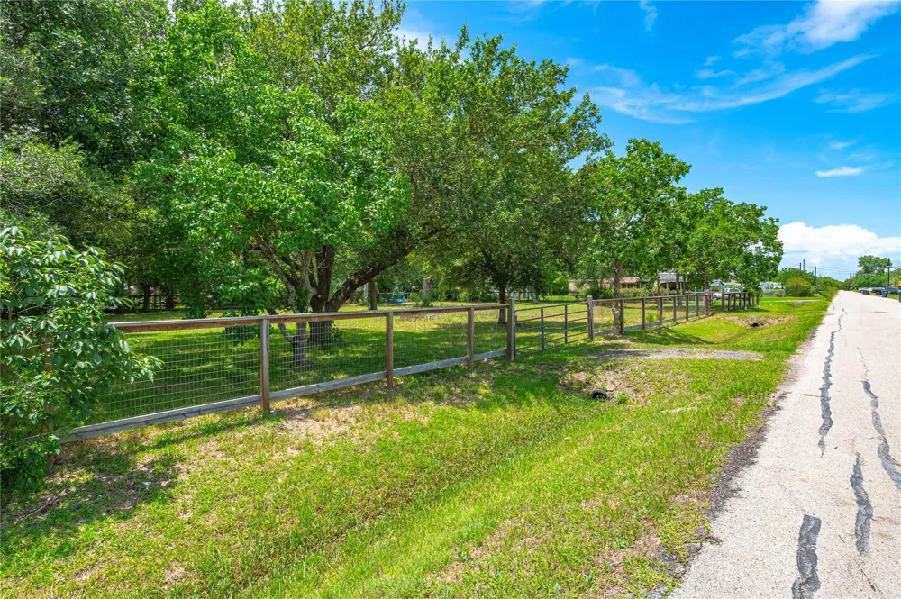 410 7th Street San Leon, TX 77539