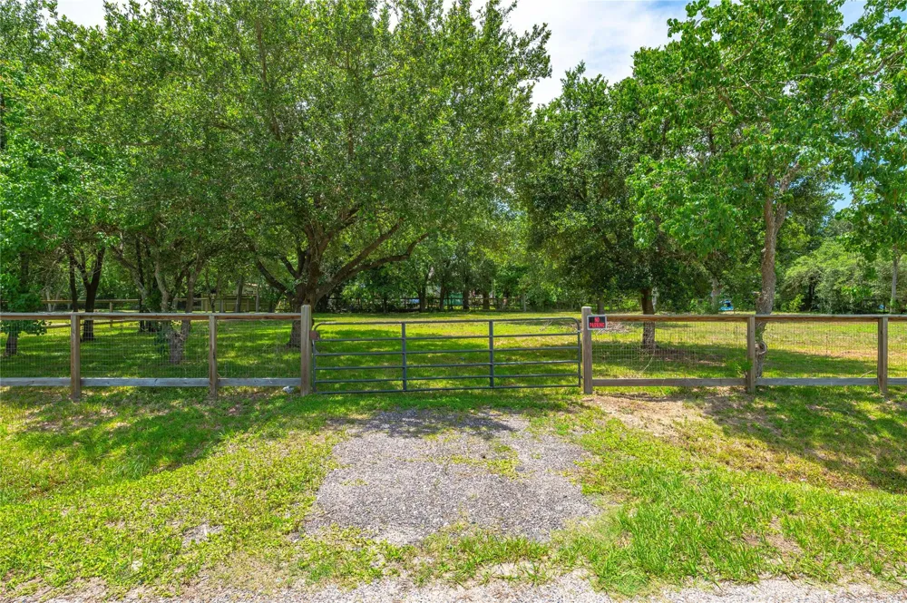 410 7th Street San Leon, TX 77539