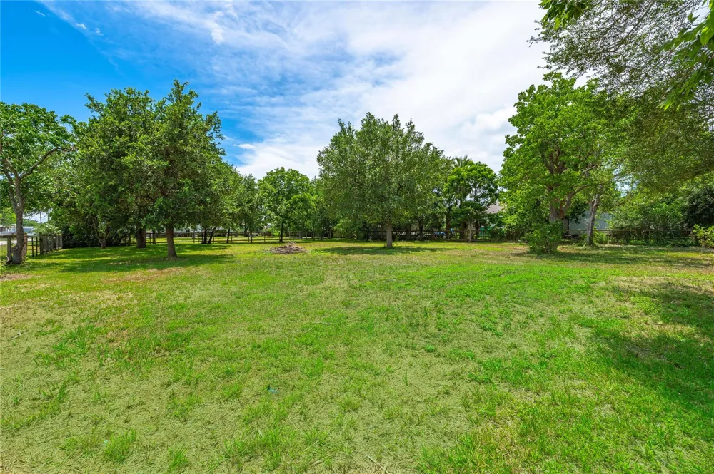 410 7th Street San Leon, TX 77539