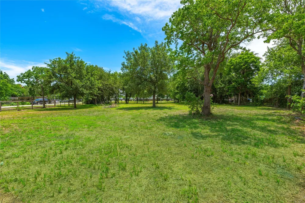 410 7th Street San Leon, TX 77539