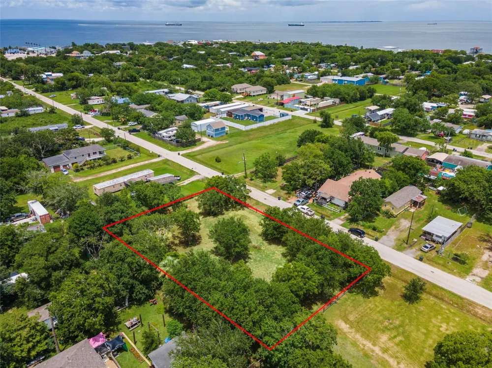 410 7th Street San Leon, TX 77539