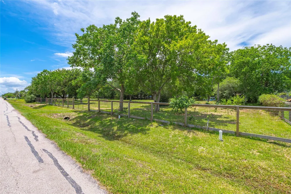 410 7th Street San Leon, TX 77539