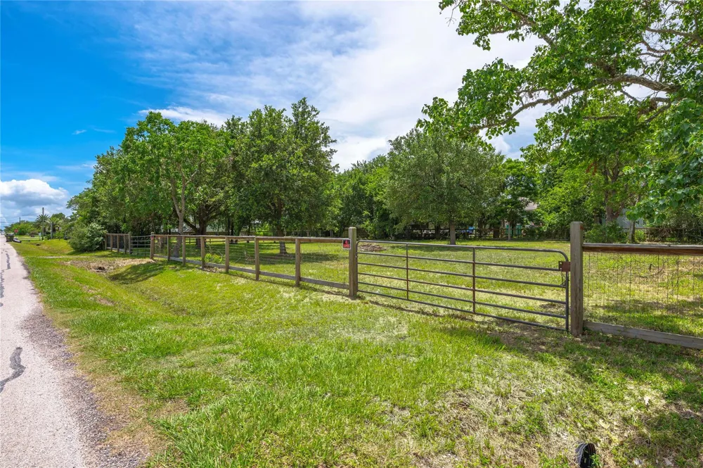 410 7th Street San Leon, TX 77539