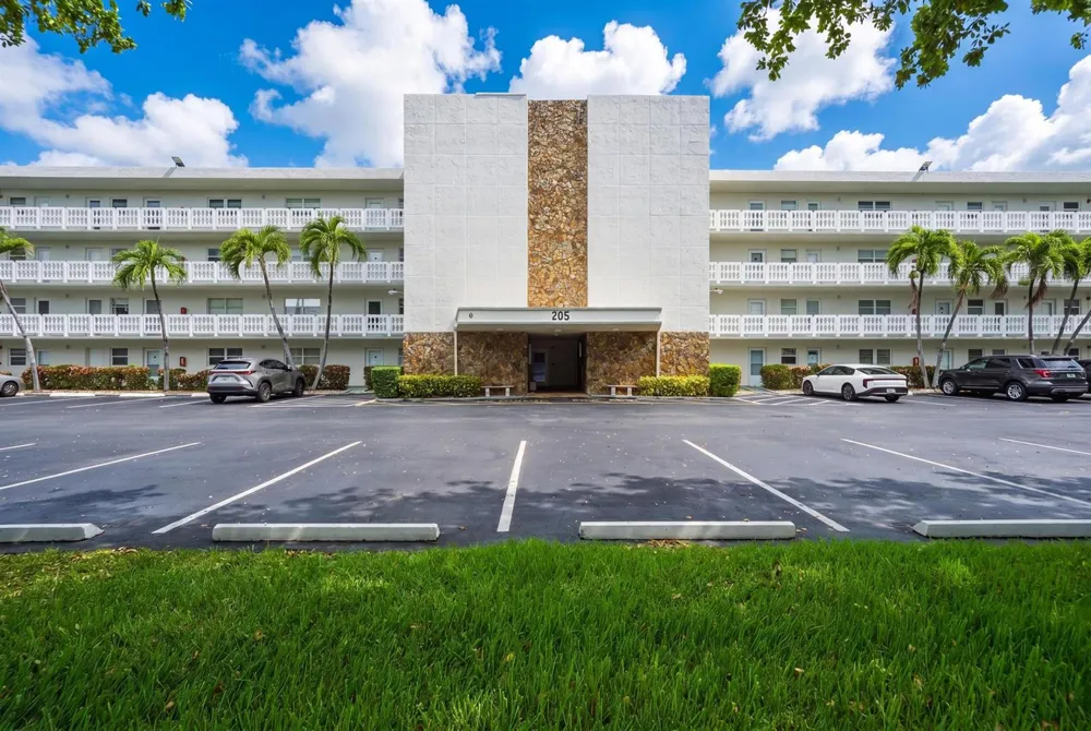 205 SE 11th Terrace #403 Dania Beach, FL 33004