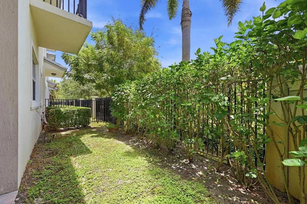6993 Pines Circle Coconut Creek, FL 33073