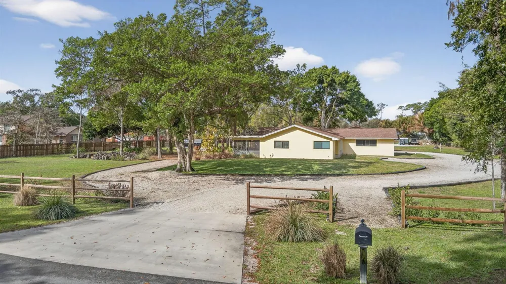 749 W Rambling Drive Wellington, FL 33414