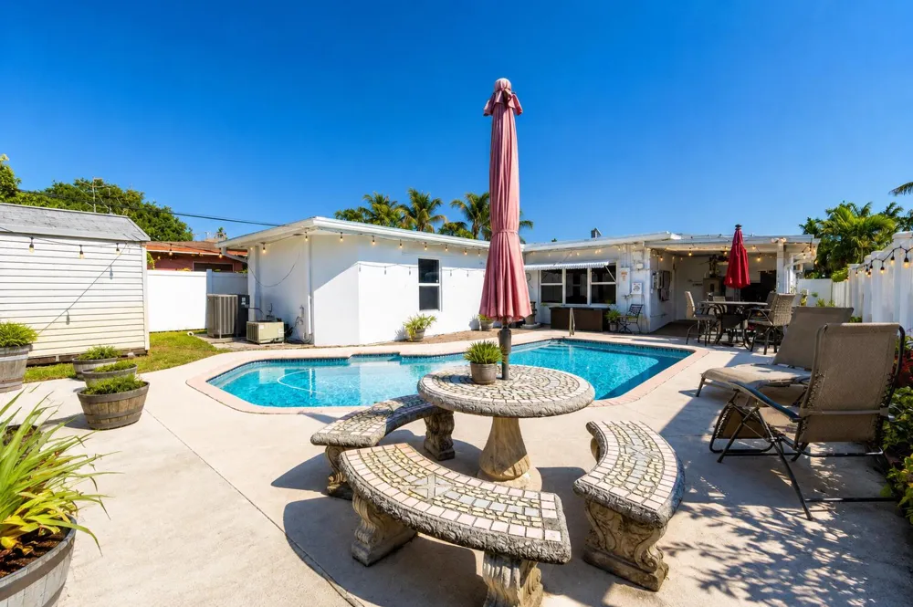 262 SW 8th Street Dania Beach, FL 33004