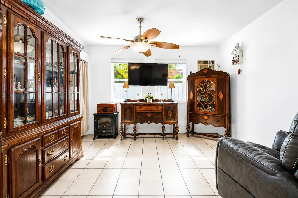 262 SW 8th Street Dania Beach, FL 33004