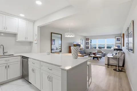 1516 S Lakeside Drive #103