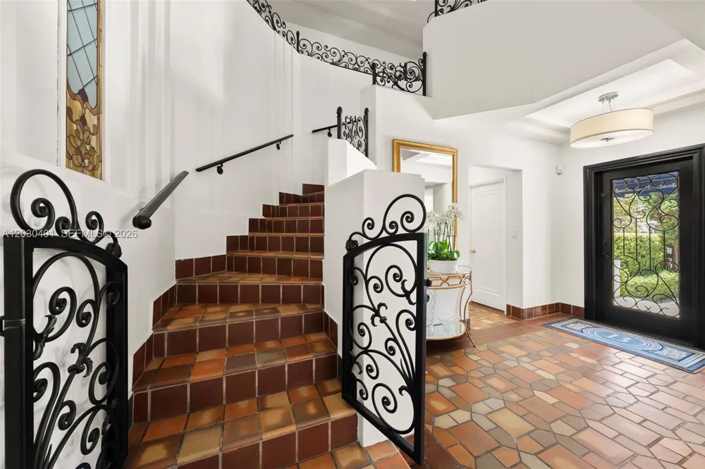 5860 Pine Tree Dr Miami Beach, FL 33140
