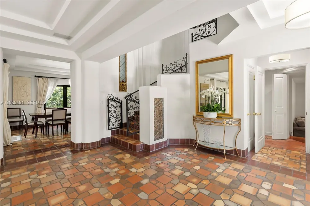5860 Pine Tree Dr Miami Beach, FL 33140