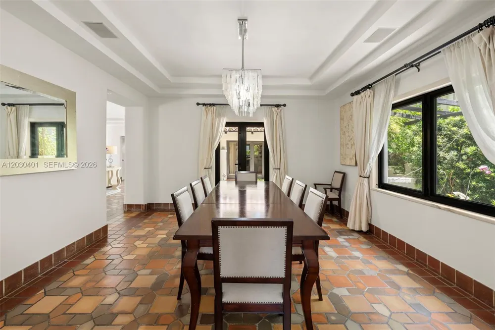 5860 Pine Tree Dr Miami Beach, FL 33140