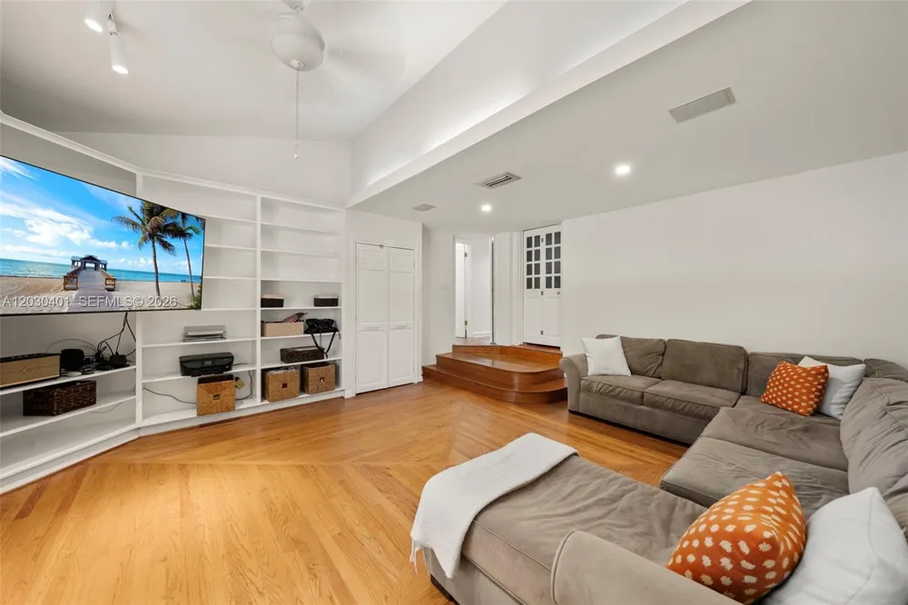5860 Pine Tree Dr Miami Beach, FL 33140