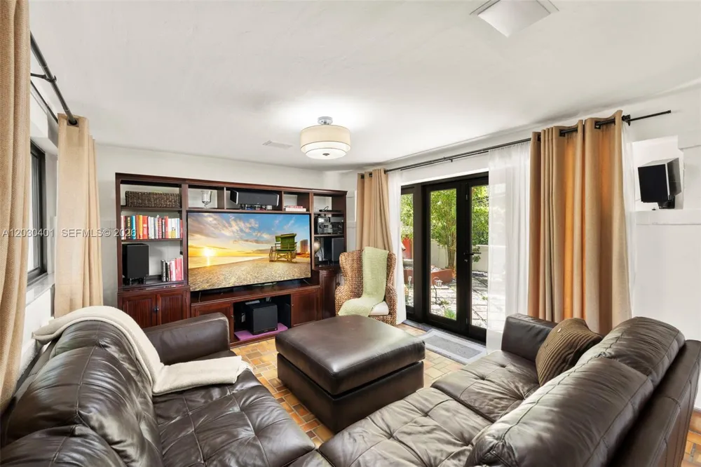 5860 Pine Tree Dr Miami Beach, FL 33140