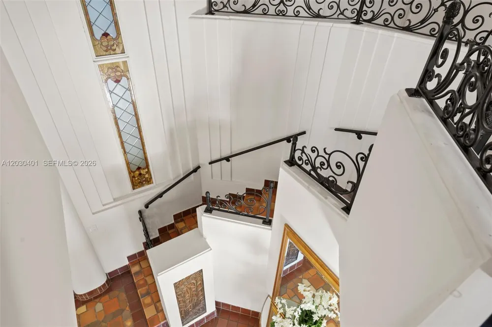5860 Pine Tree Dr Miami Beach, FL 33140
