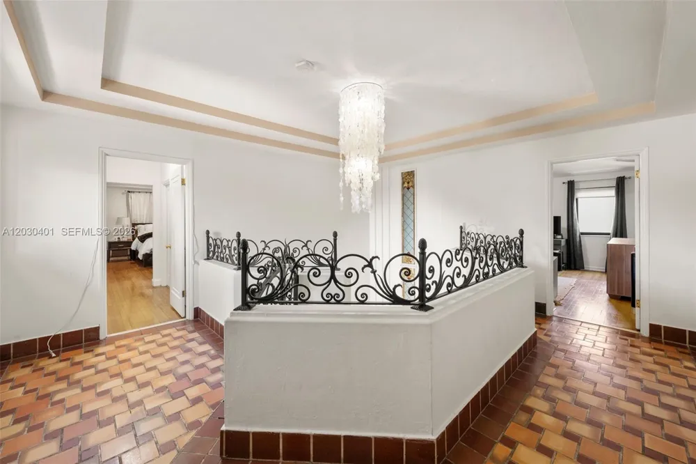 5860 Pine Tree Dr Miami Beach, FL 33140