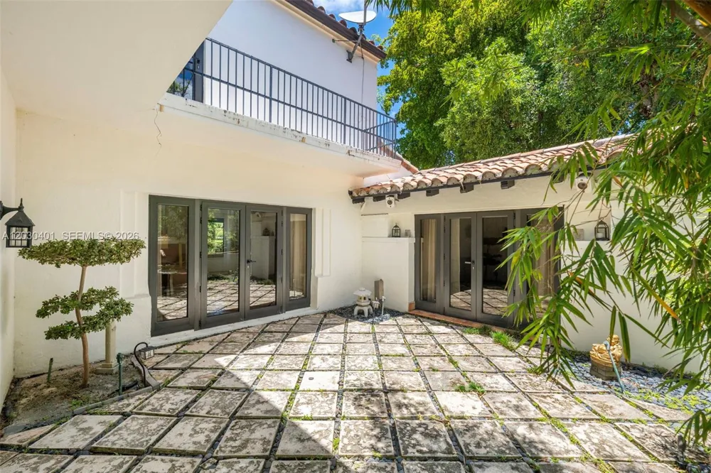 5860 Pine Tree Dr Miami Beach, FL 33140