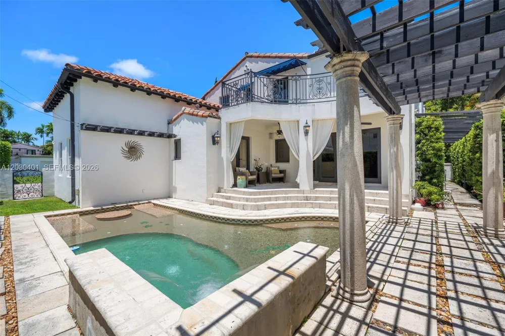 5860 Pine Tree Dr Miami Beach, FL 33140