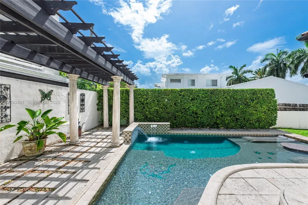 5860 Pine Tree Dr Miami Beach, FL 33140