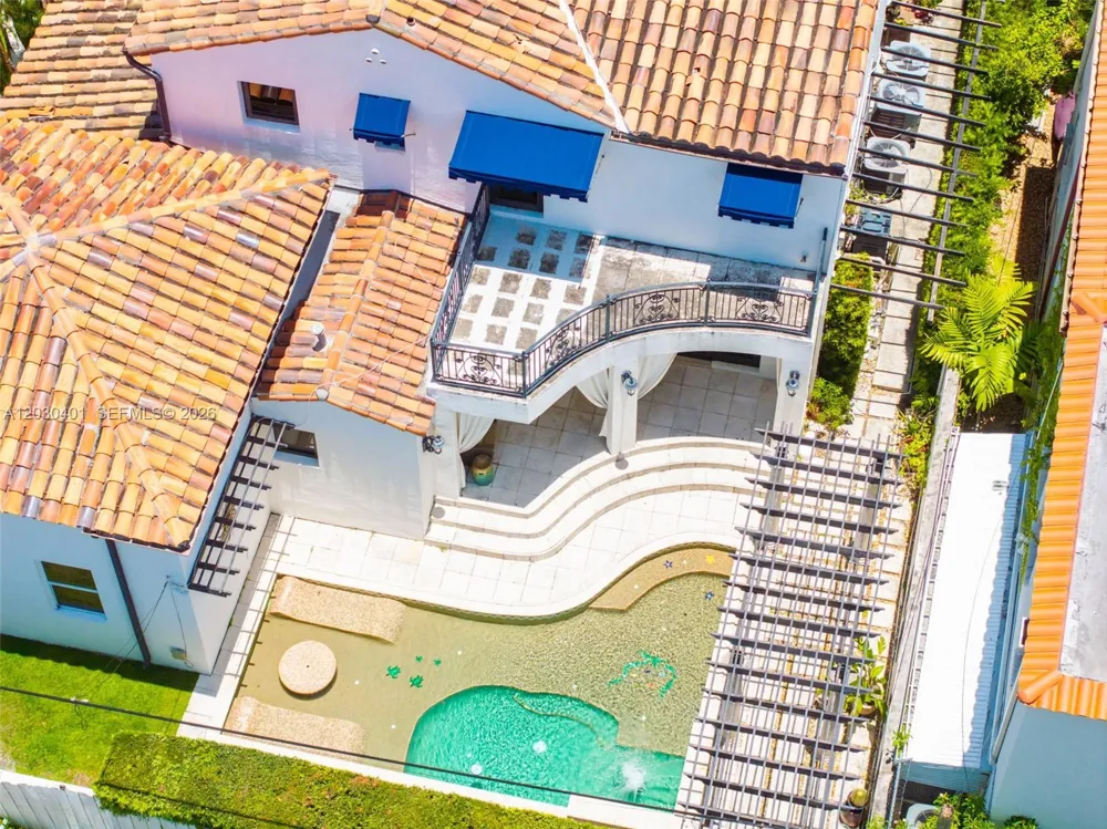 5860 Pine Tree Dr Miami Beach, FL 33140