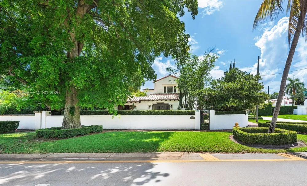 5860 Pine Tree Dr Miami Beach, FL 33140