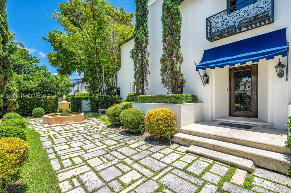 5860 Pine Tree Dr Miami Beach, FL 33140