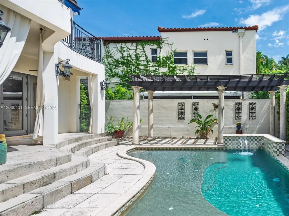 5860 Pine Tree Dr Miami Beach, FL 33140