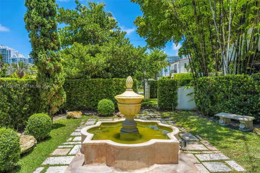 5860 Pine Tree Dr Miami Beach, FL 33140