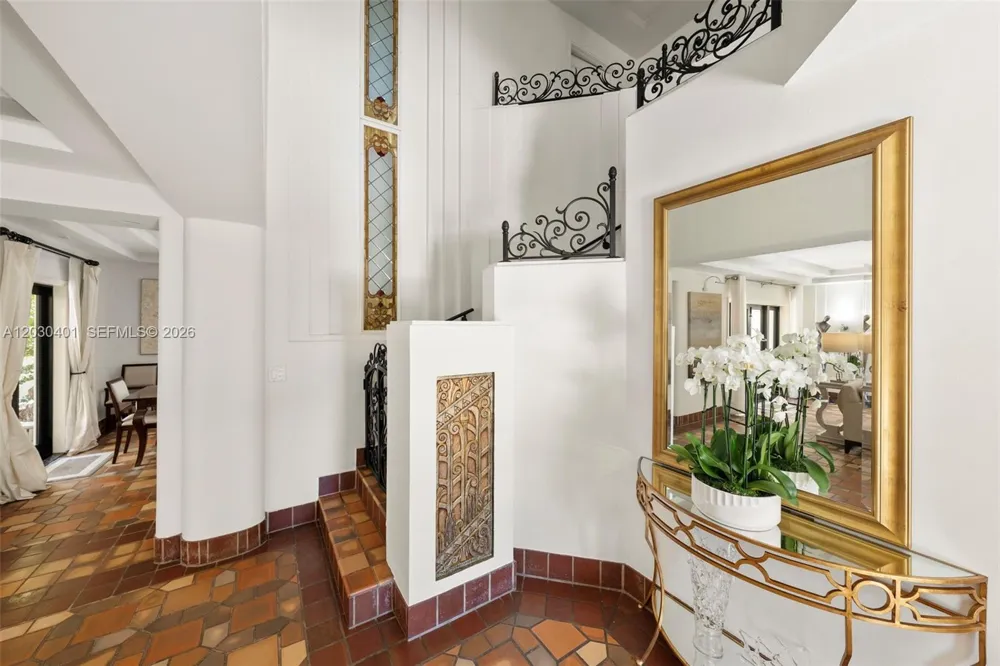 5860 Pine Tree Dr Miami Beach, FL 33140