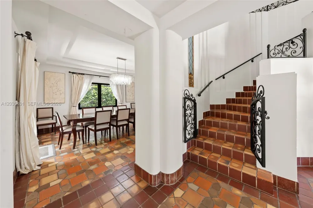 5860 Pine Tree Dr Miami Beach, FL 33140