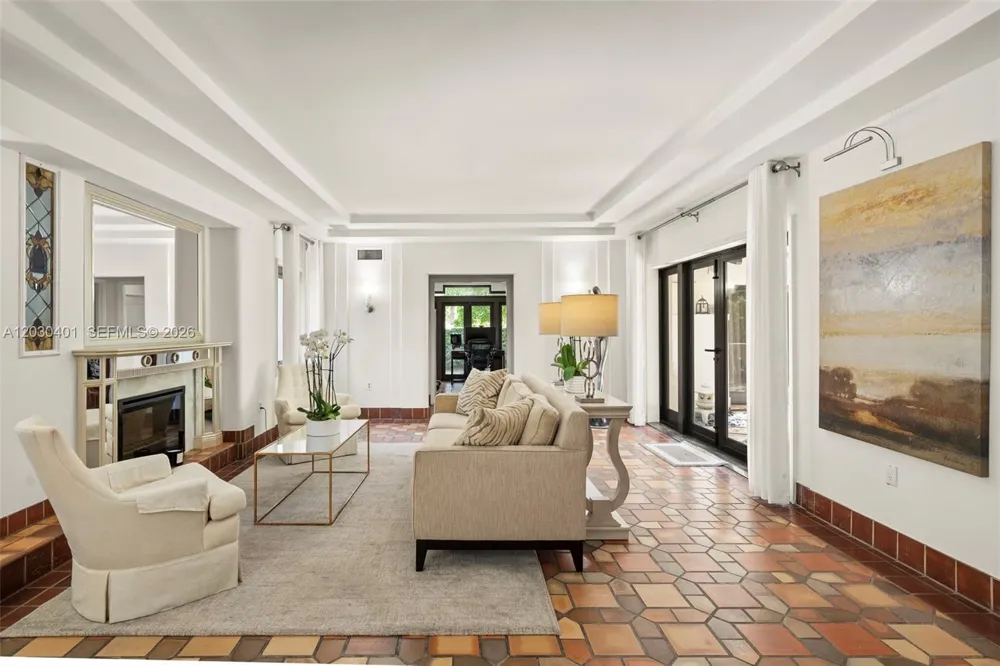 5860 Pine Tree Dr Miami Beach, FL 33140
