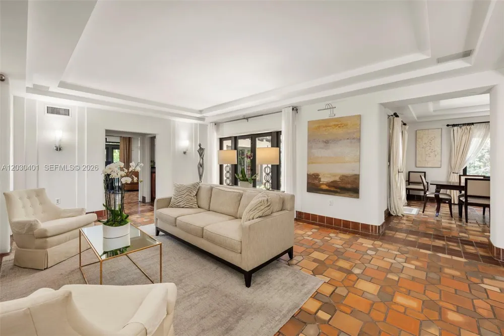5860 Pine Tree Dr Miami Beach, FL 33140