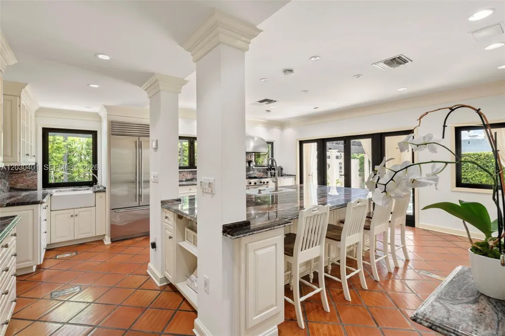 5860 Pine Tree Dr Miami Beach, FL 33140